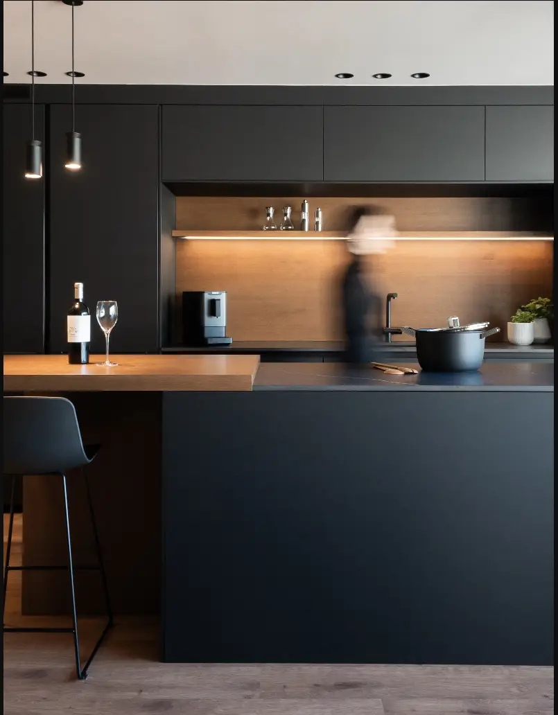 Cucina moderna nera con isola e piano a induzione invisibile